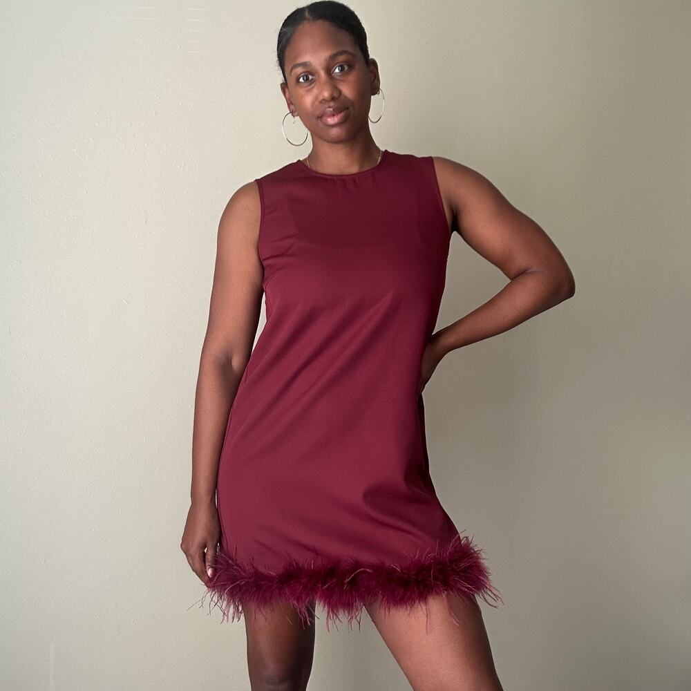 🥶 Gilli Burgundy Feather Trim Shift Dress Size Medium